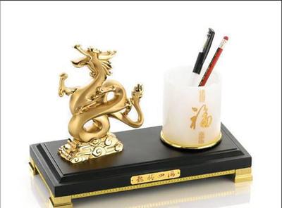 龍騰商海 華爾街龍、水晶龍與金屬龍年擺件，商務禮贈的藝術與意蘊